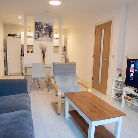 Two-Bedroom Luxury Apartment With Workspace, Free Secure Parking & Coffee Birmingham Zewnętrze zdjęcie