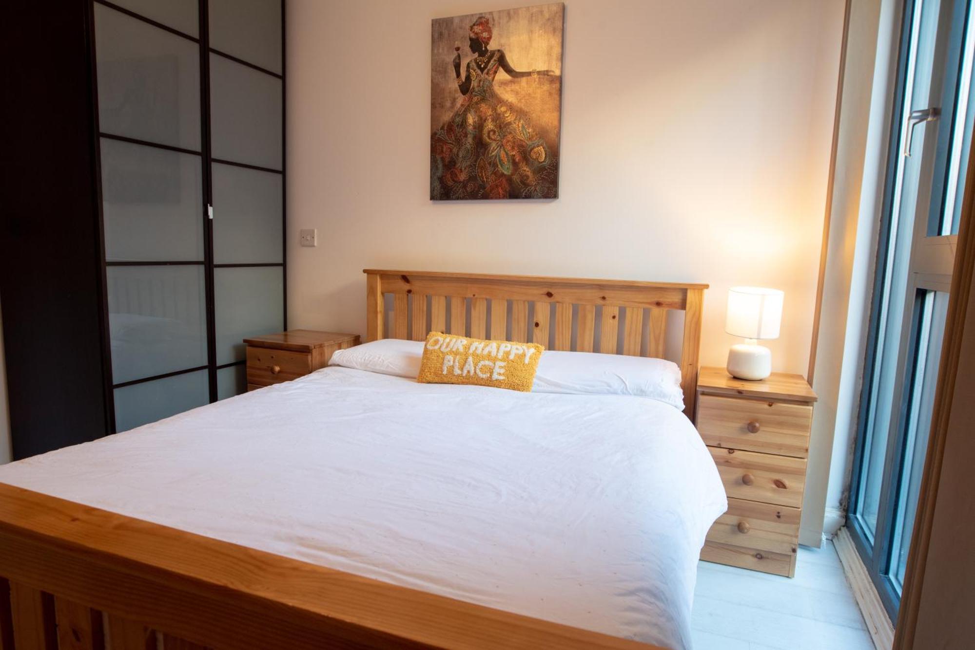 Two-Bedroom Luxury Apartment With Workspace, Free Secure Parking & Coffee Birmingham Zewnętrze zdjęcie