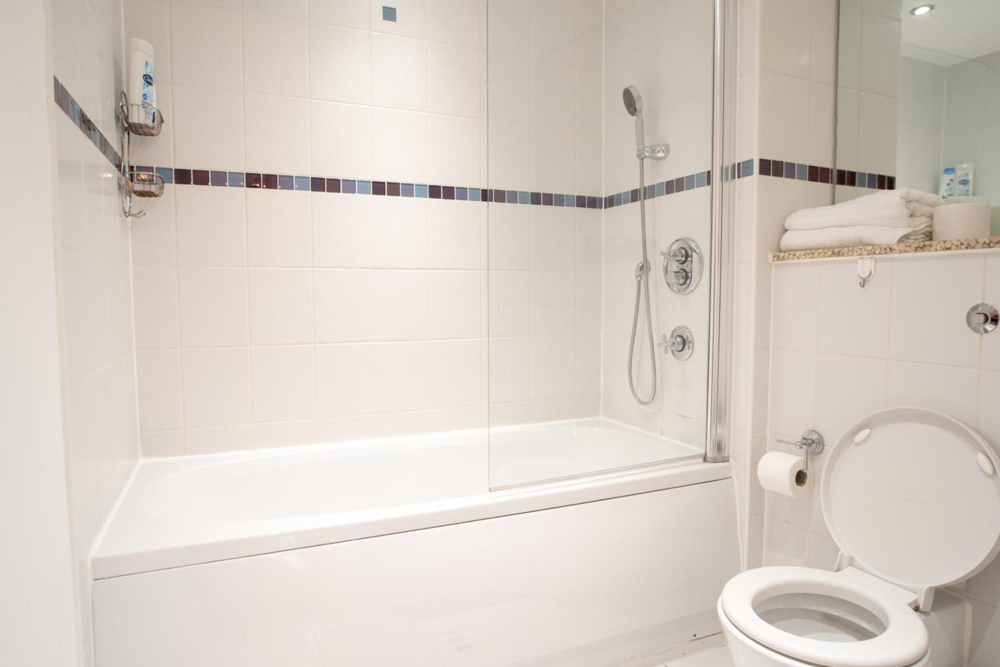 Two-Bedroom Luxury Apartment With Workspace, Free Secure Parking & Coffee Birmingham Zewnętrze zdjęcie