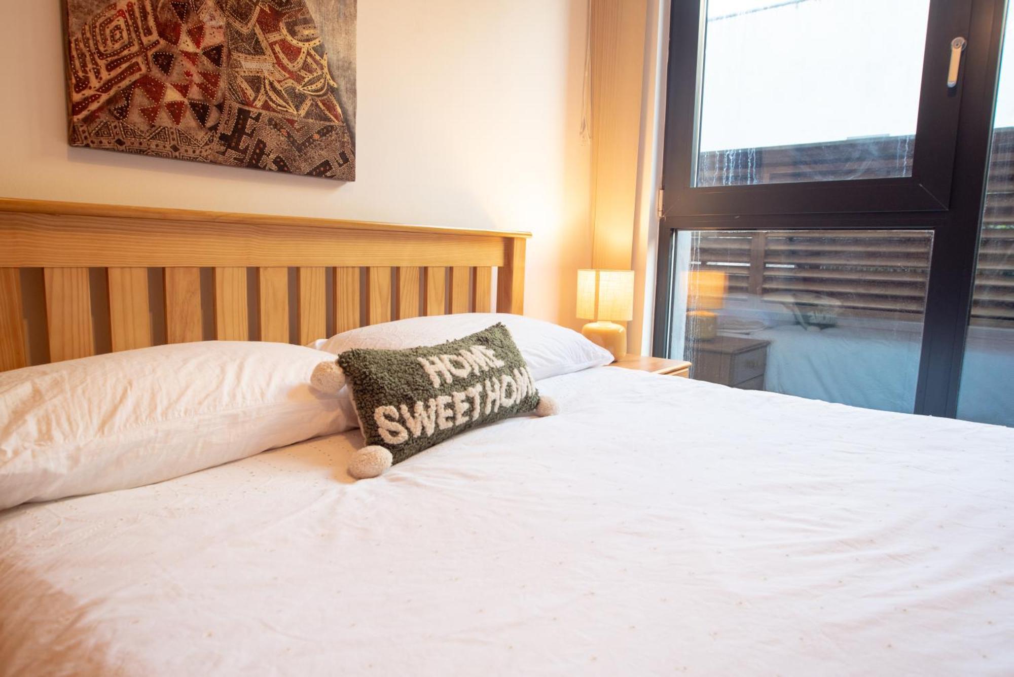 Two-Bedroom Luxury Apartment With Workspace, Free Secure Parking & Coffee Birmingham Zewnętrze zdjęcie