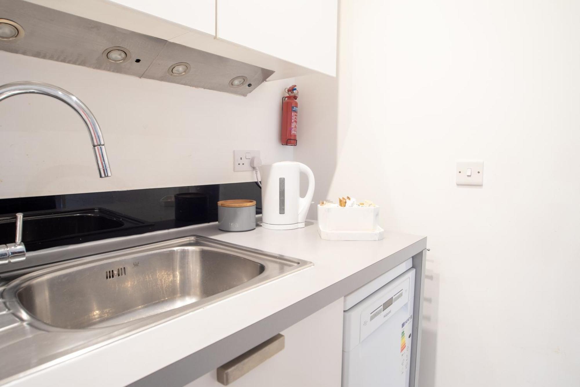Two-Bedroom Luxury Apartment With Workspace, Free Secure Parking & Coffee Birmingham Zewnętrze zdjęcie