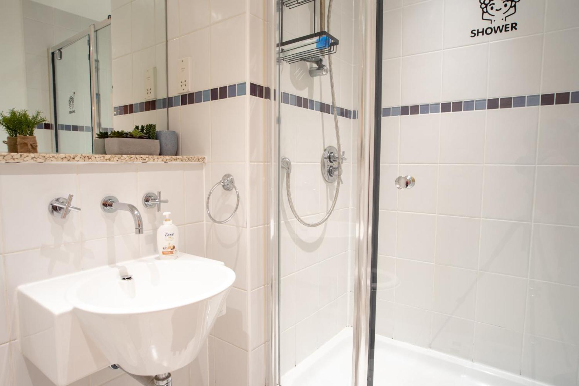 Two-Bedroom Luxury Apartment With Workspace, Free Secure Parking & Coffee Birmingham Zewnętrze zdjęcie