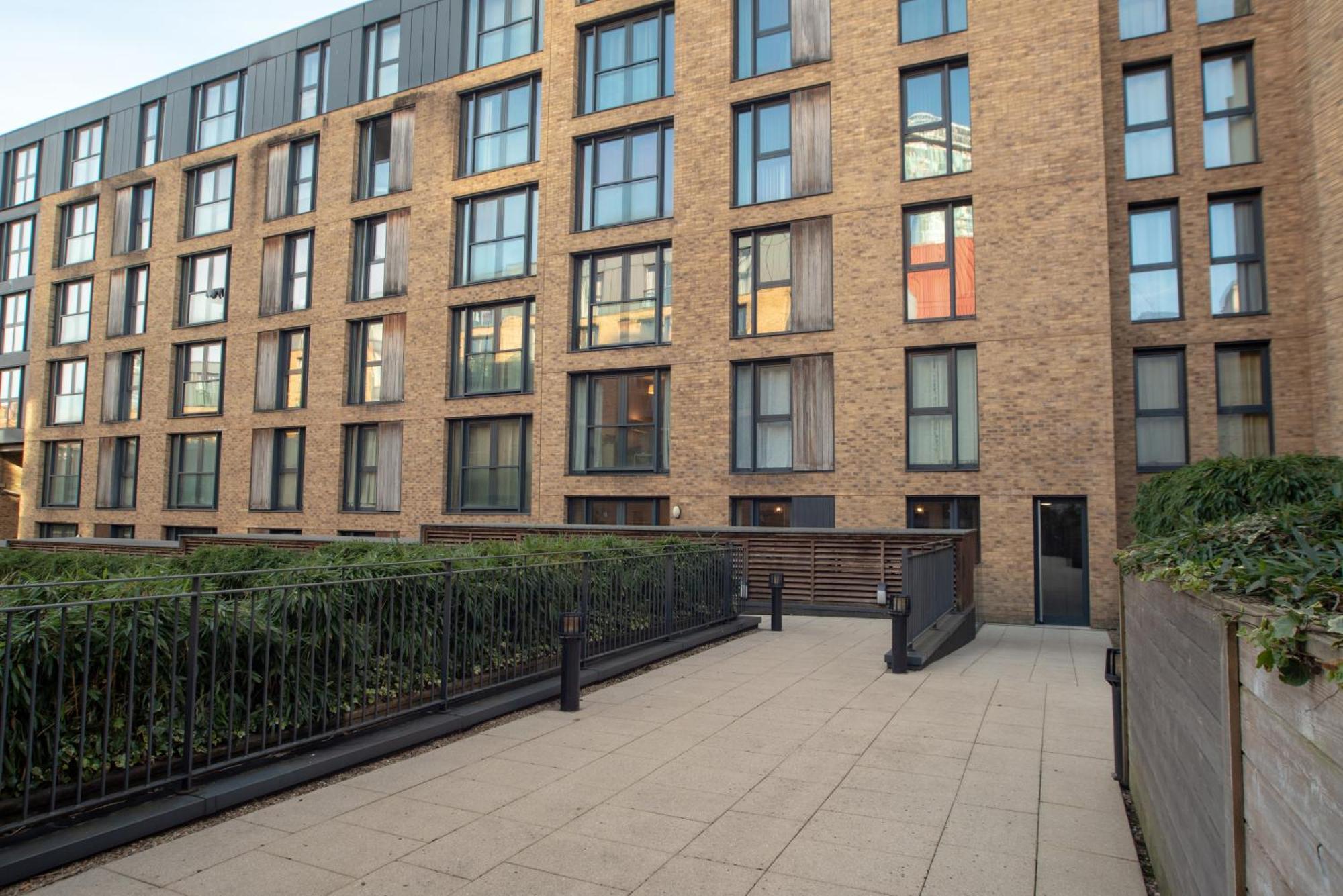 Two-Bedroom Luxury Apartment With Workspace, Free Secure Parking & Coffee Birmingham Zewnętrze zdjęcie