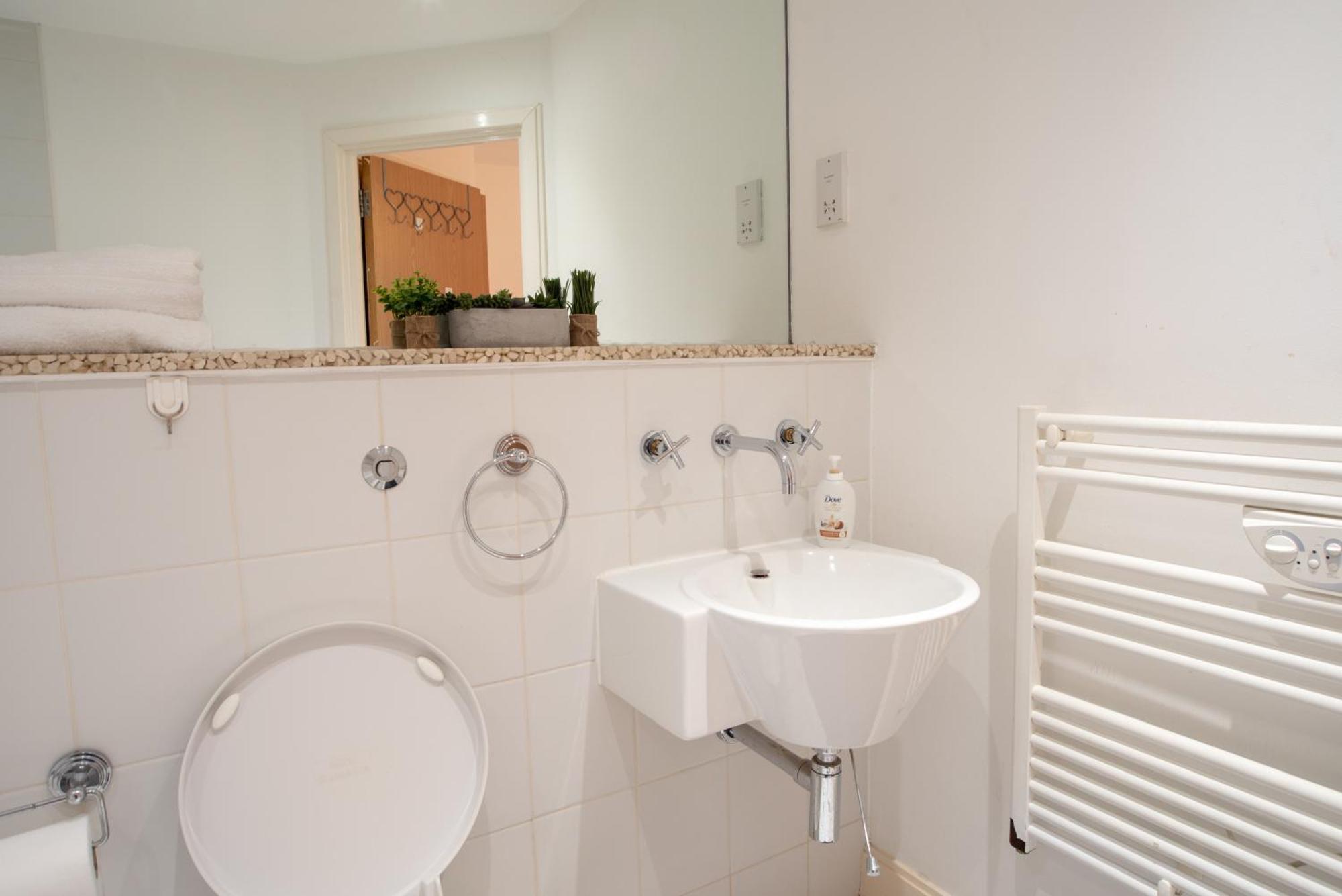 Two-Bedroom Luxury Apartment With Workspace, Free Secure Parking & Coffee Birmingham Zewnętrze zdjęcie