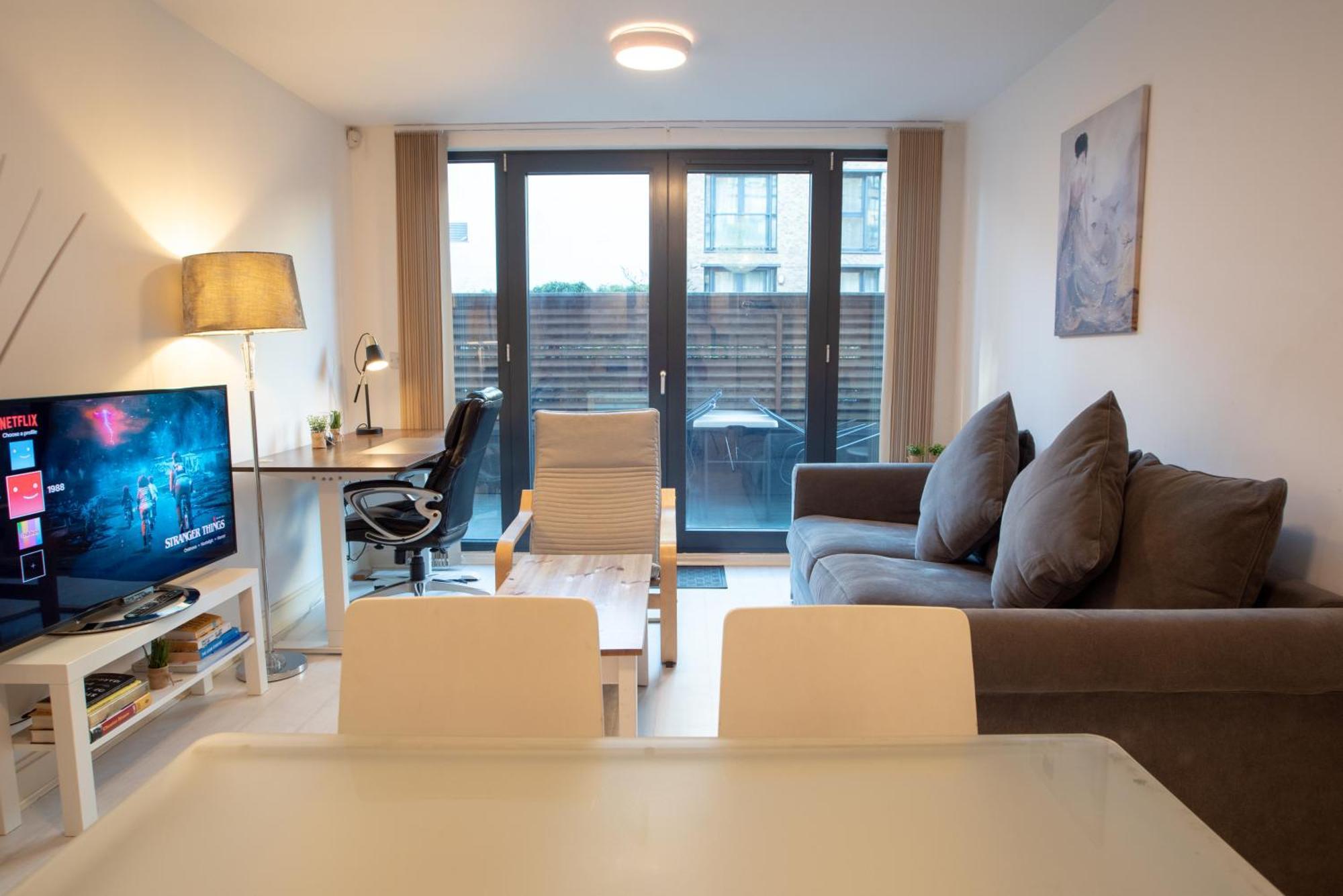 Two-Bedroom Luxury Apartment With Workspace, Free Secure Parking & Coffee Birmingham Zewnętrze zdjęcie
