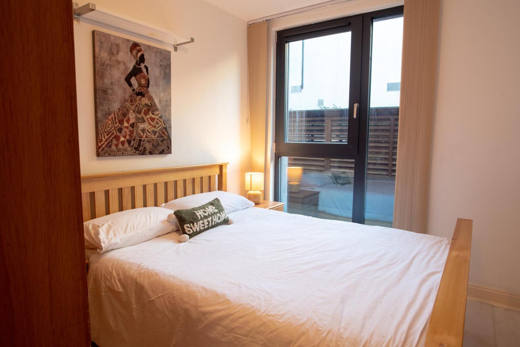 Two-Bedroom Luxury Apartment With Workspace, Free Secure Parking & Coffee Birmingham Zewnętrze zdjęcie
