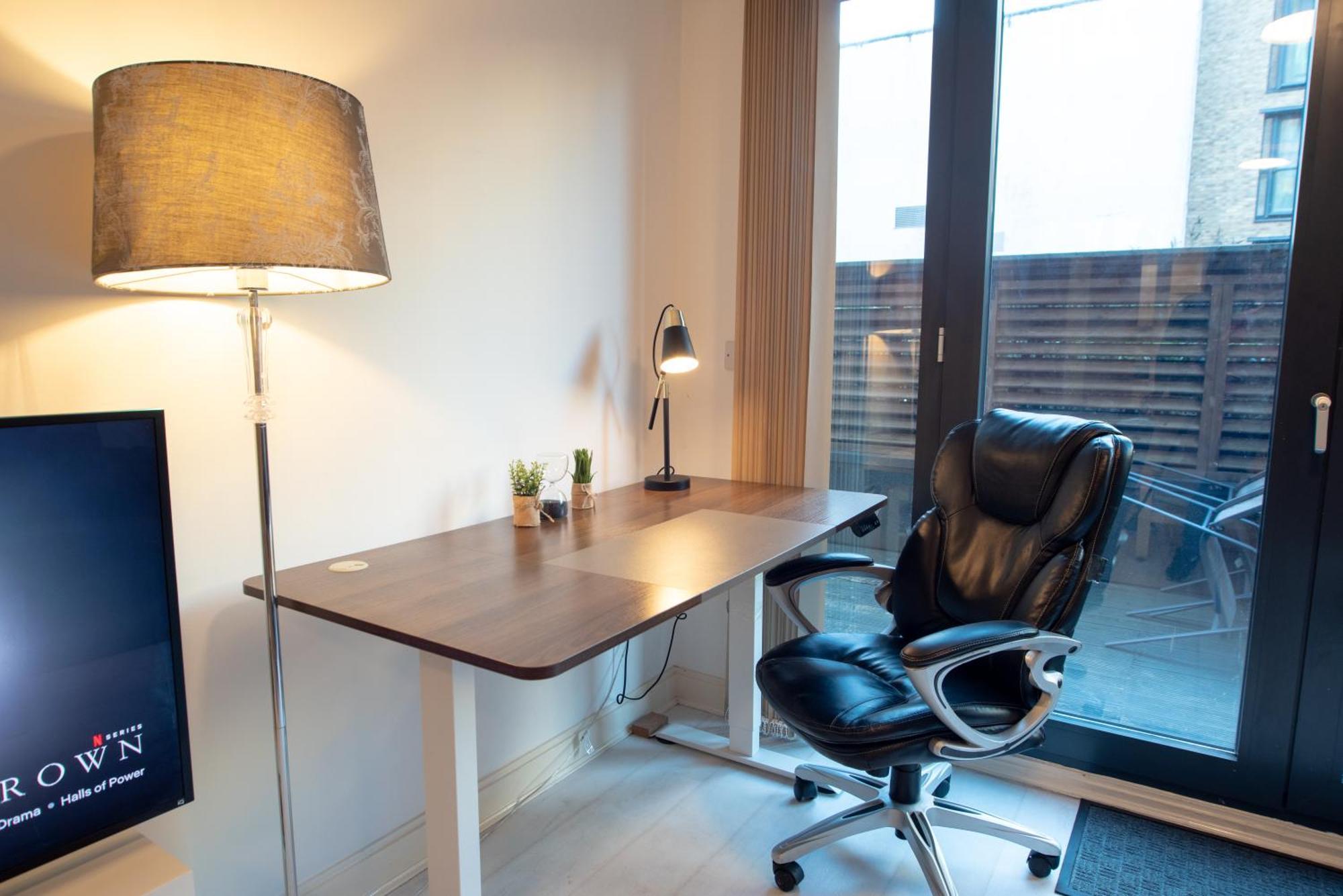 Two-Bedroom Luxury Apartment With Workspace, Free Secure Parking & Coffee Birmingham Zewnętrze zdjęcie