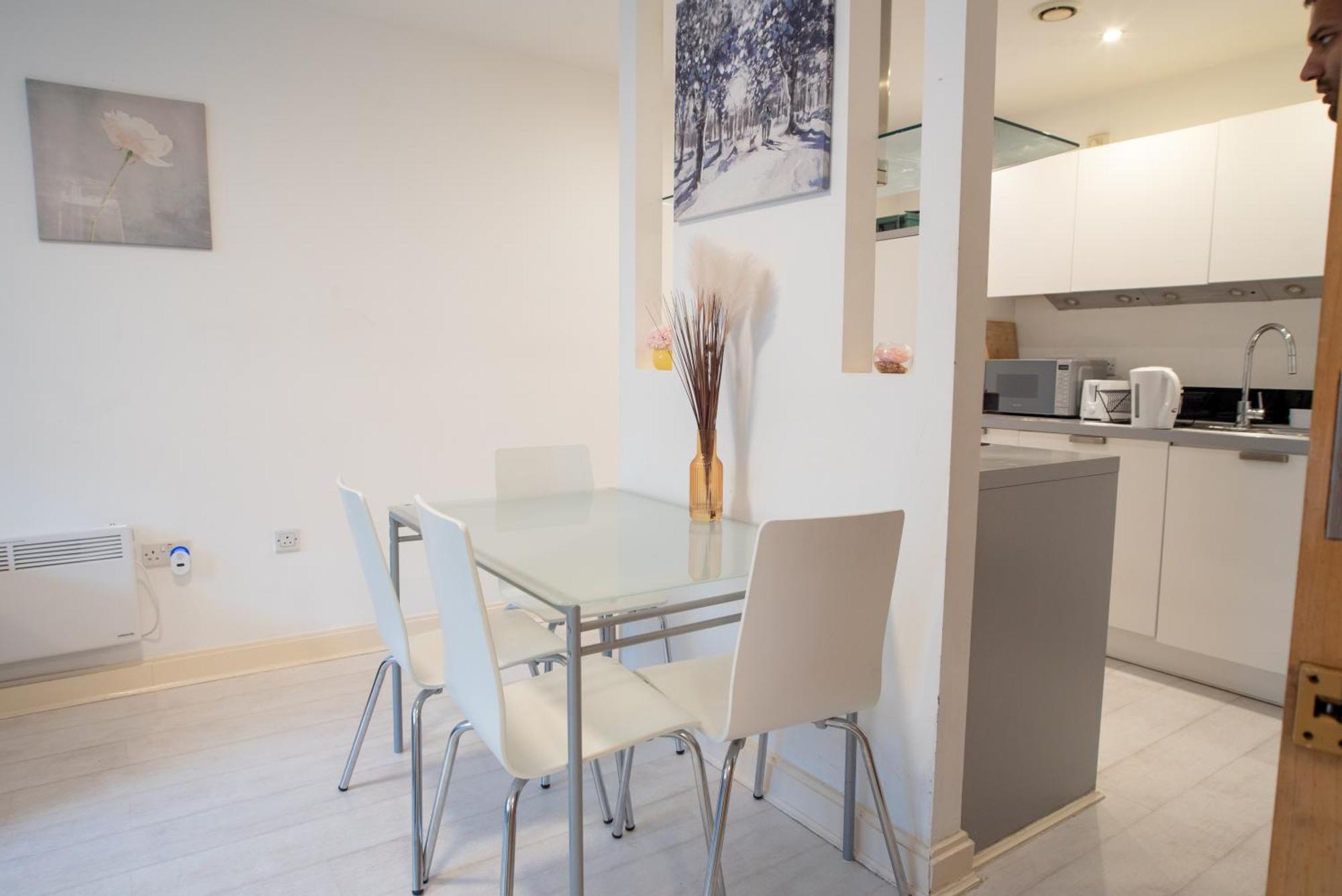 Two-Bedroom Luxury Apartment With Workspace, Free Secure Parking & Coffee Birmingham Zewnętrze zdjęcie