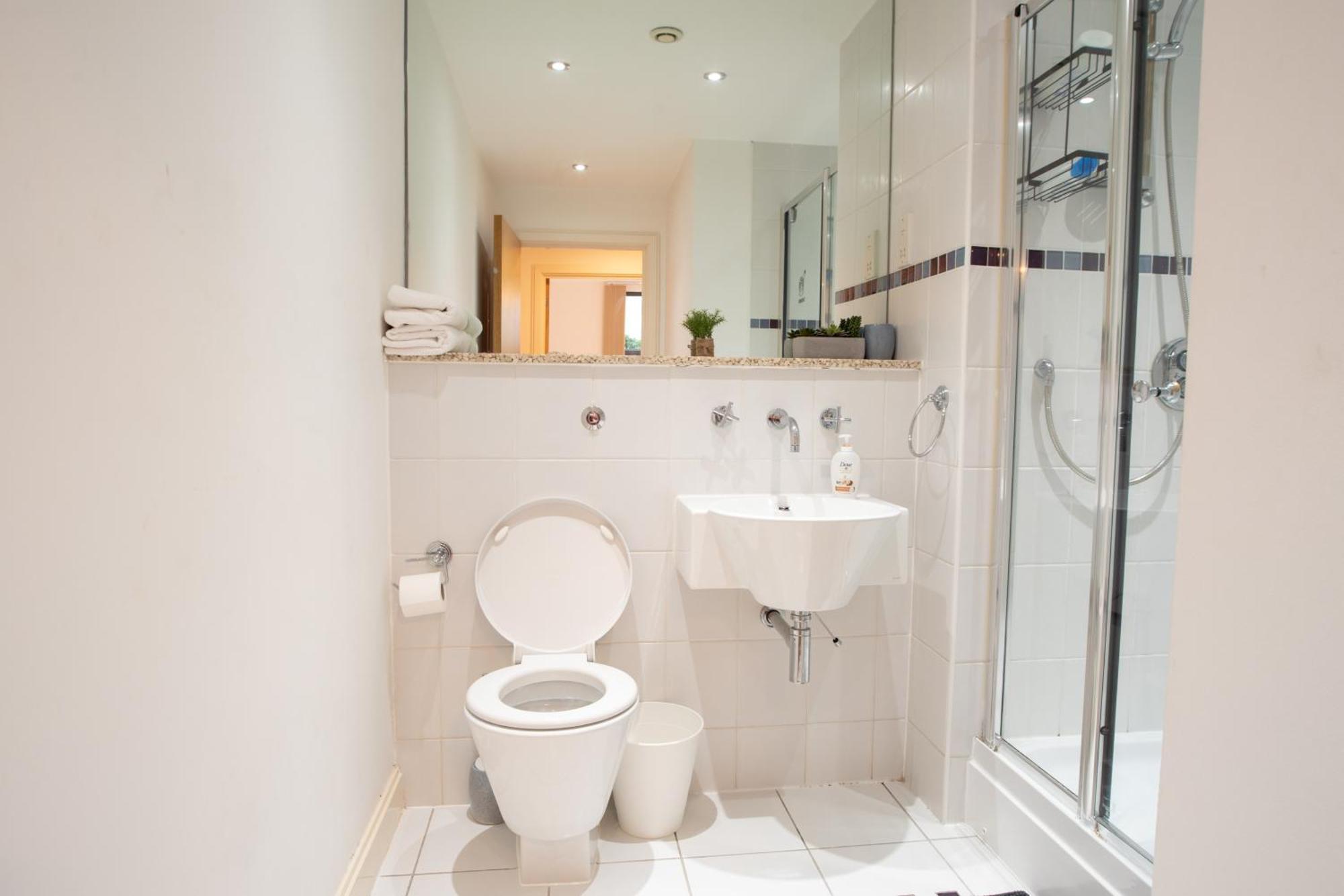 Two-Bedroom Luxury Apartment With Workspace, Free Secure Parking & Coffee Birmingham Zewnętrze zdjęcie