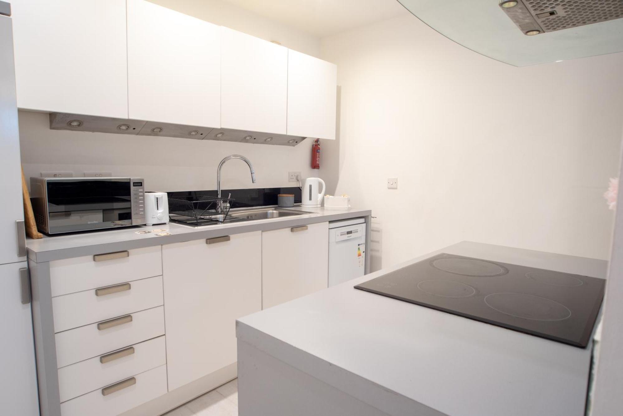 Two-Bedroom Luxury Apartment With Workspace, Free Secure Parking & Coffee Birmingham Zewnętrze zdjęcie