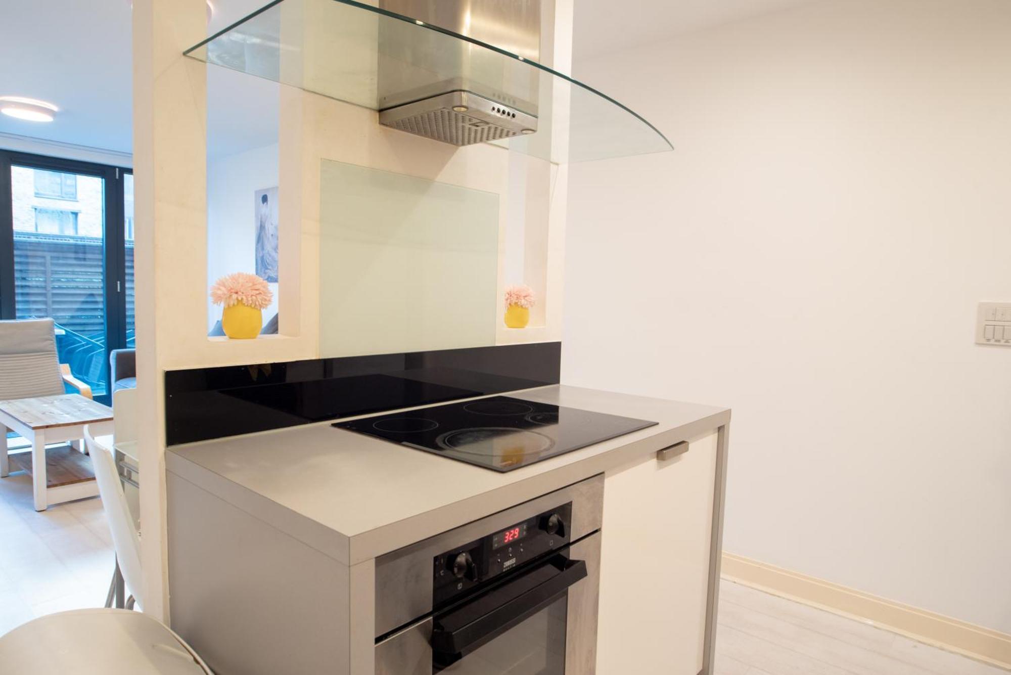 Two-Bedroom Luxury Apartment With Workspace, Free Secure Parking & Coffee Birmingham Zewnętrze zdjęcie