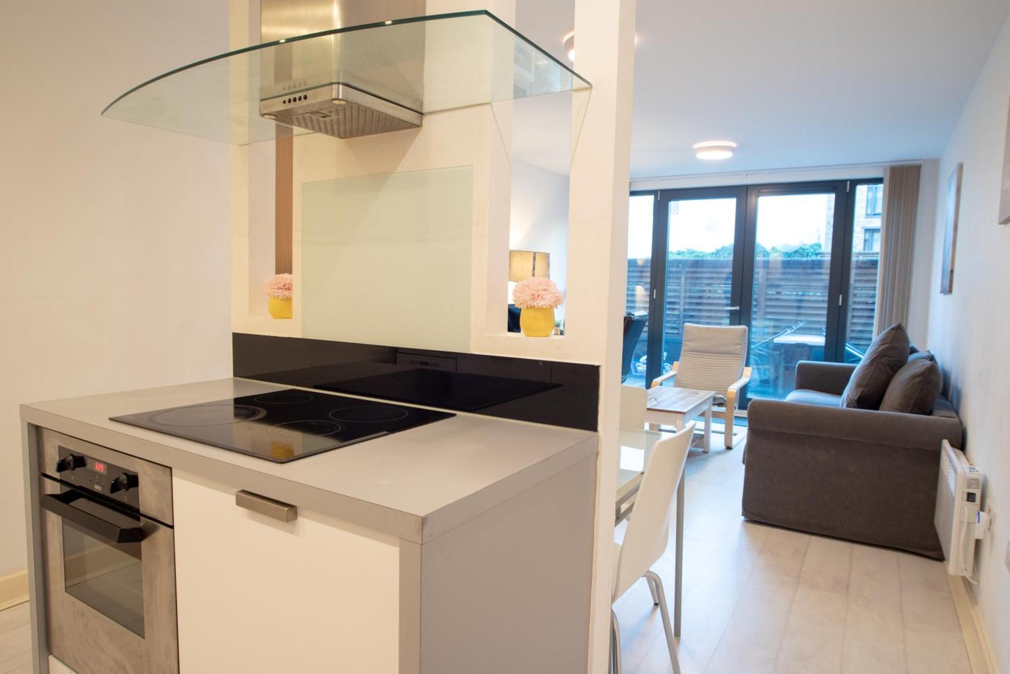 Two-Bedroom Luxury Apartment With Workspace, Free Secure Parking & Coffee Birmingham Zewnętrze zdjęcie